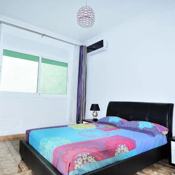 Appartement moderne avec climatisation et WiFi À 700 m de la plage, idéalement situé près des commerces, hotel in Saidia 