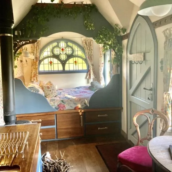 Magical Tabernacle in a Beautiful Setting with Hot Tub, hotel v destinaci Bude