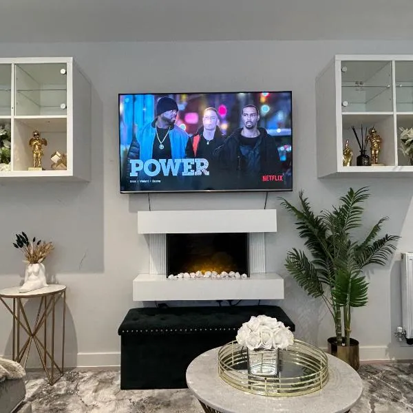 Stylish Meets Luxury! 2 Bed 2 Bath Family Home, хотел в Дагенъм