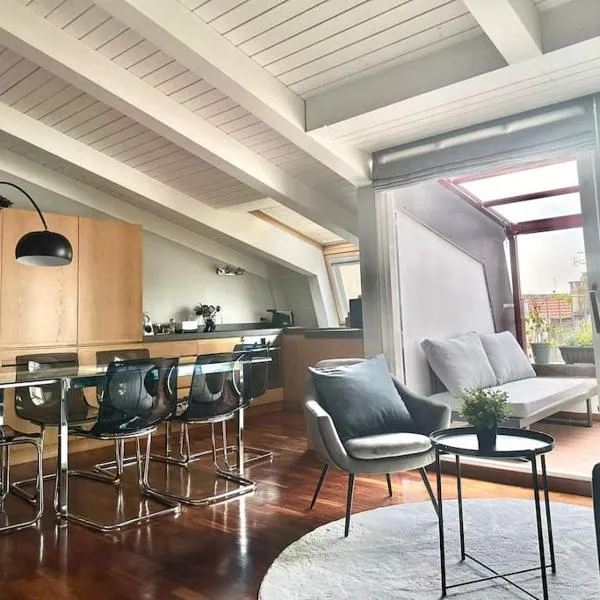 Penthouse with Patio & 2 Baths, 10 Min to Duomo, hotel a Milano