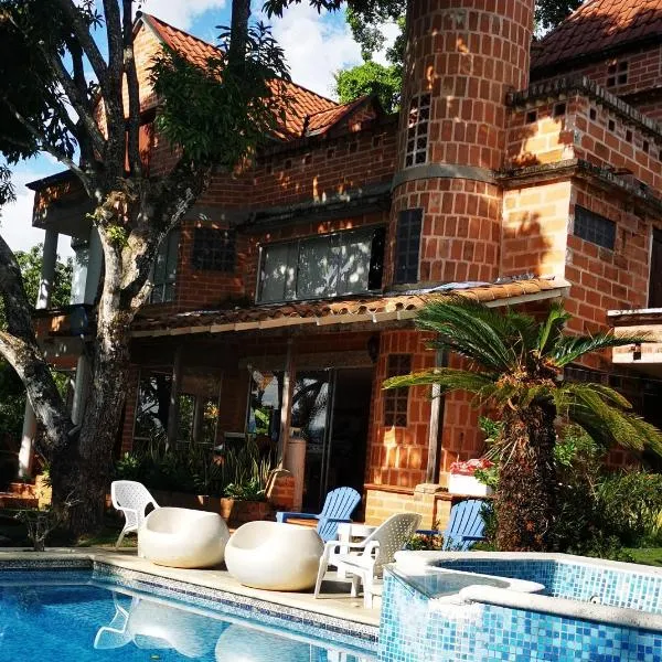 Finca con forma de castillo y piscina en Sopetrán, hotel a Sopetrán