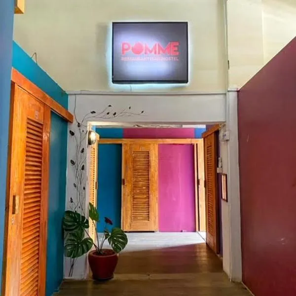 Pomme Hostel Restaurant & Bar - Private Sleeping Cabins, hotel v destinaci Battambang