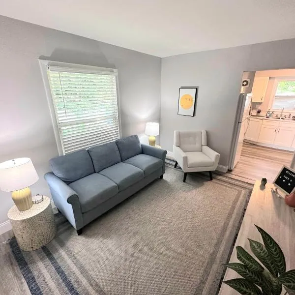 Duplex Hideaway in Saint Charles MO, hotel i St. Charles