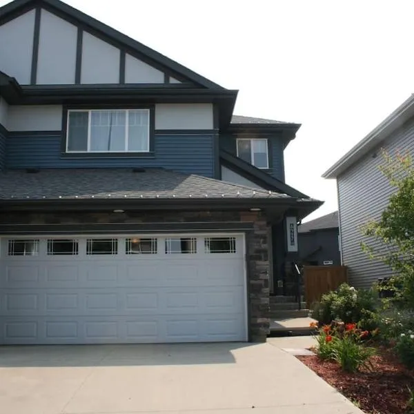 Entire Home AC 4Beds Sleeps 8 Double Garage Near WEM Free Wifi & Netflix, hotel v destinaci Edmonton