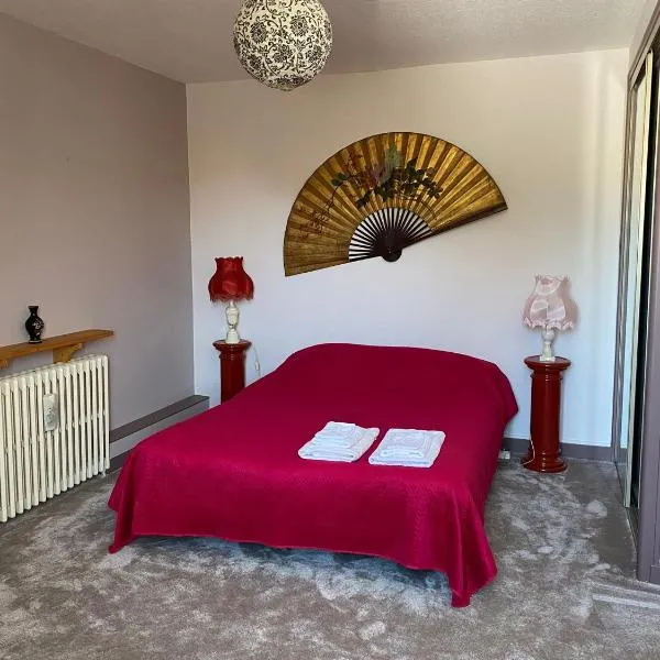 Chambre Nuit d'Asie, hotel in Montournais