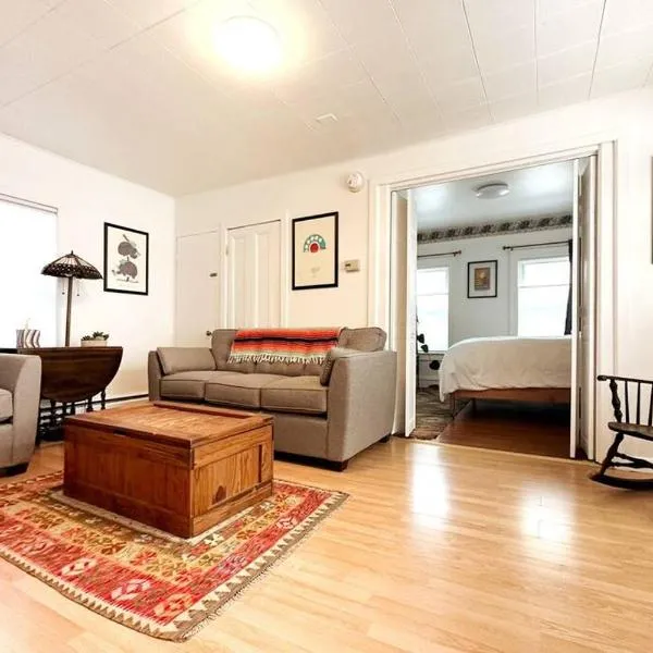 Whimsical apartment near downtown Winooski, hotel a Winooski