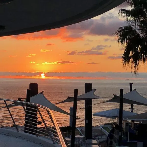 Infinity View luxury beachfront apartment、アレナレス・デル・ソルのホテル