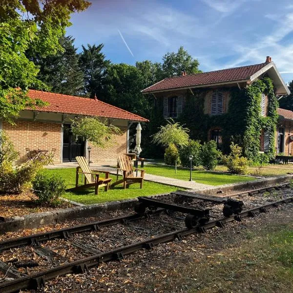 Échappée Enchantée dans une Ancienne Gare au Bord de la Forêt d'Orléans - FR-1-590-268, hotel em Combreux