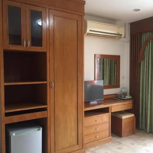 Praew Guesthouse, hotel em Phra Ae beach