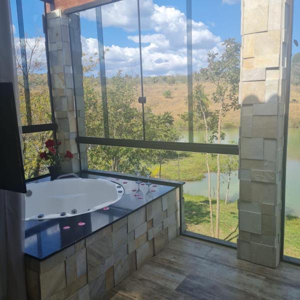 Chalé com hidromassagem e piscina com cascata natural defronte Lagoa Lagoa na Serra do Cipó - Foto 3