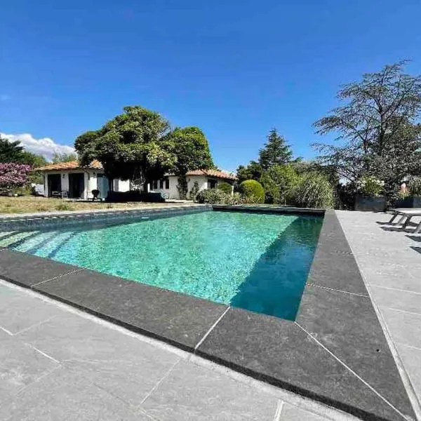 Logements chaleureux dans Maison avec piscine à 35 min de LYON, hotel in Alix