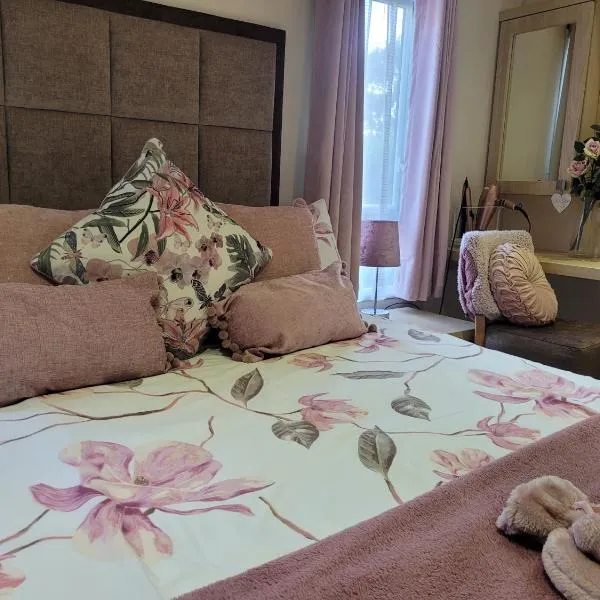 Beautiful 2 bedroom caravan, holiday park Tenby, hotel in Pembrokeshire