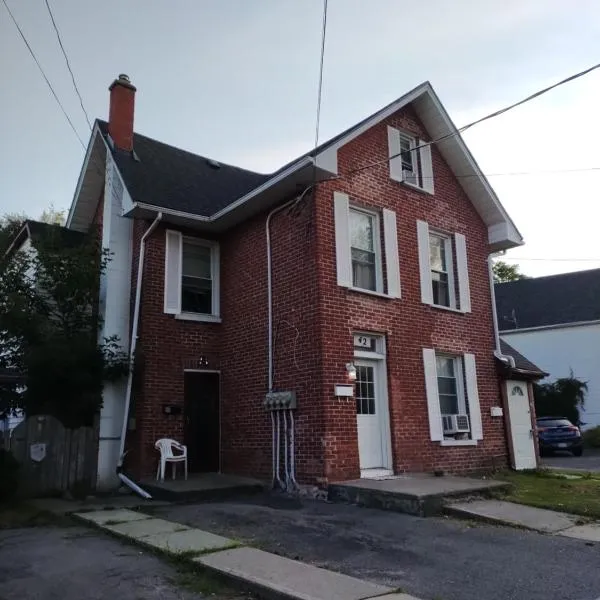 Cozy downtown two bedrooms free parking, hotel in Kingston