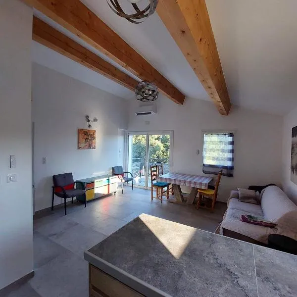 Appartement 50m2 au cœur de sussargues – hotel w mieście Sussargues