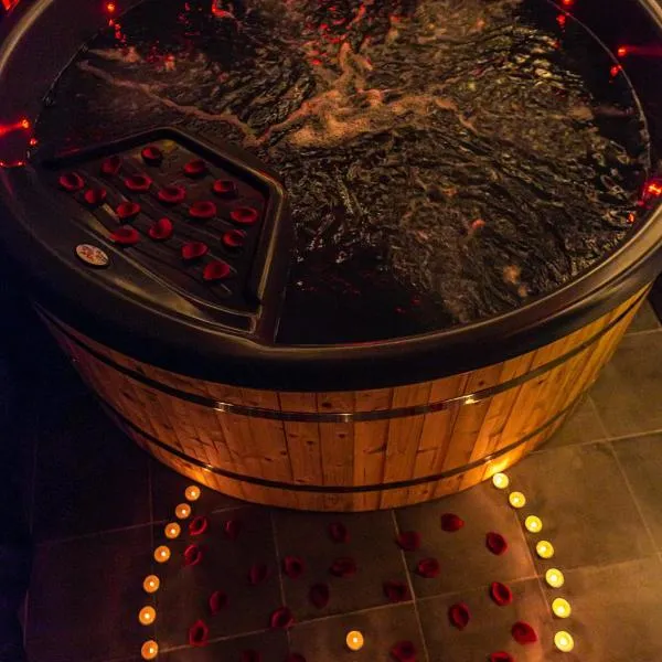 Playroom XXL Loft LOVE Room avec Espace spa Terrasse vue sur les toits Salle de jeux pour adultes Libourne centre 10 min de St Emilion Proche Bordeaux, hotel v destinaci Libourne
