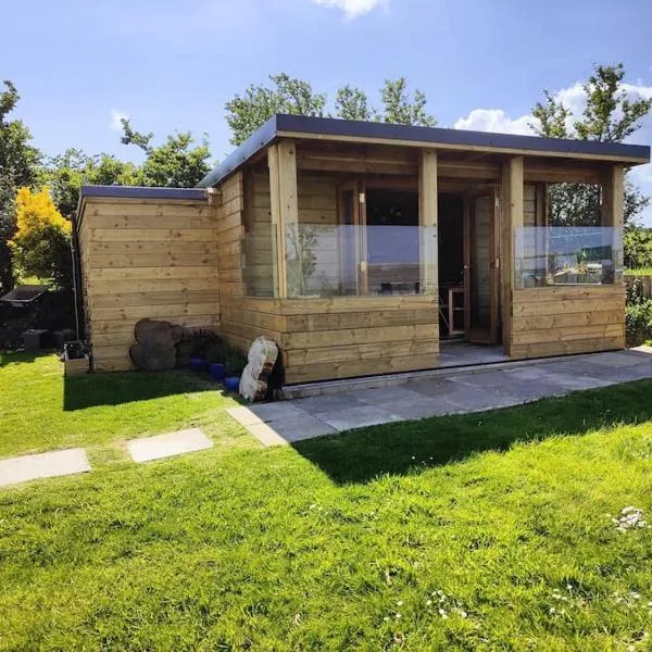 Little Swelle Cabin with awesome Sea views, hotel v destinaci Poundstock