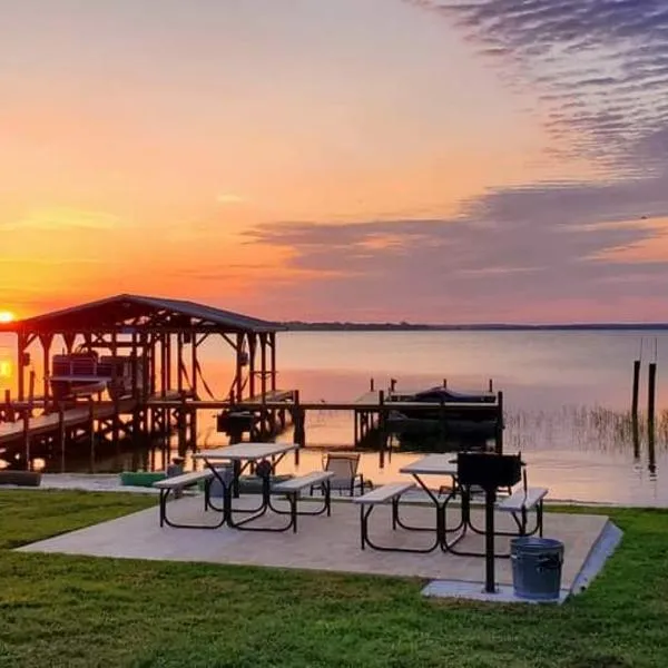 Camp St. Cabanas Unit 3 on Lake Dora, hotel v destinaci Tavares