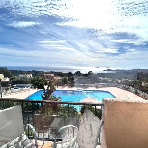 STUDIO POOL HOUSE VUE MER PANORAMIQUE AMAZING SEA VIEW WIFI LINGE INCLUT LINEN INCLUDEd, hotell sihtkohas La Croix-Valmer