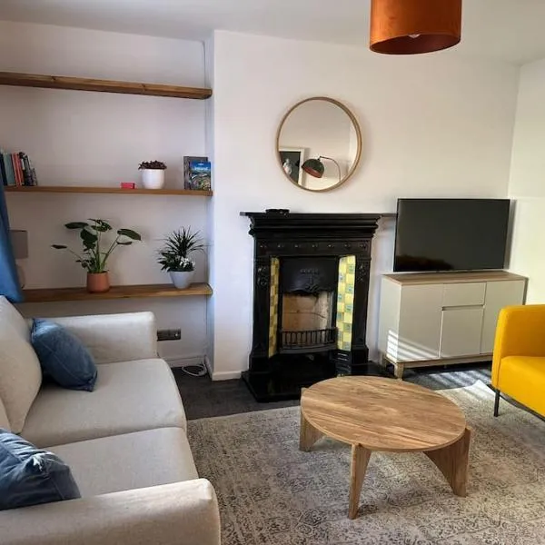 Revamped Holywood town centre house, hotel v destinaci Holywood