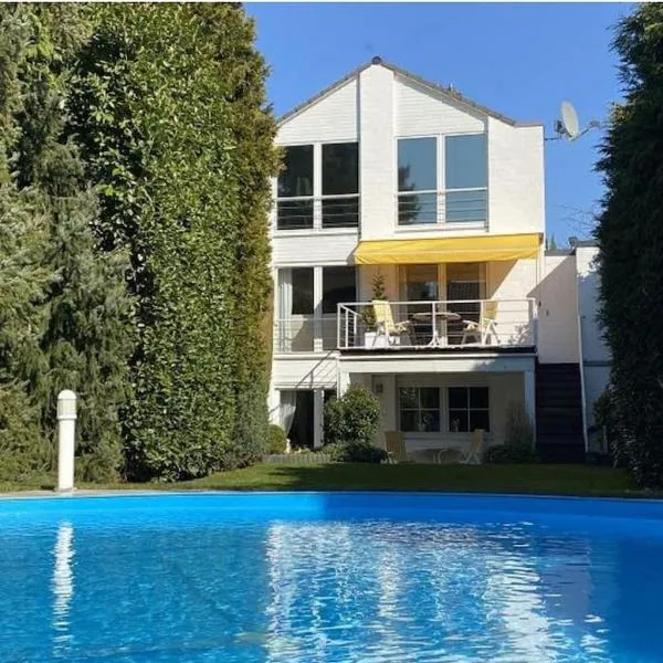 Kernsan. Souterrain-Wohnung 60qm mit Pool Blick, hotel v destinaci Krefeld