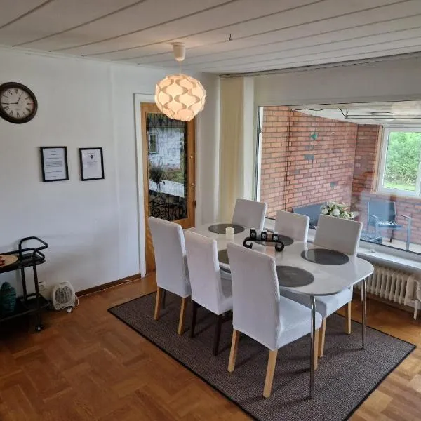 Villa med egen parkering. Möjlighet att boka från 1 och upp till 5 personer., hotel u gradu 'Hallsberg'