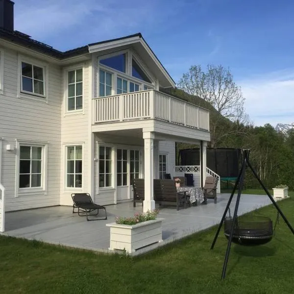 Villa i Isfjorden!, Hotel in Isfjorden