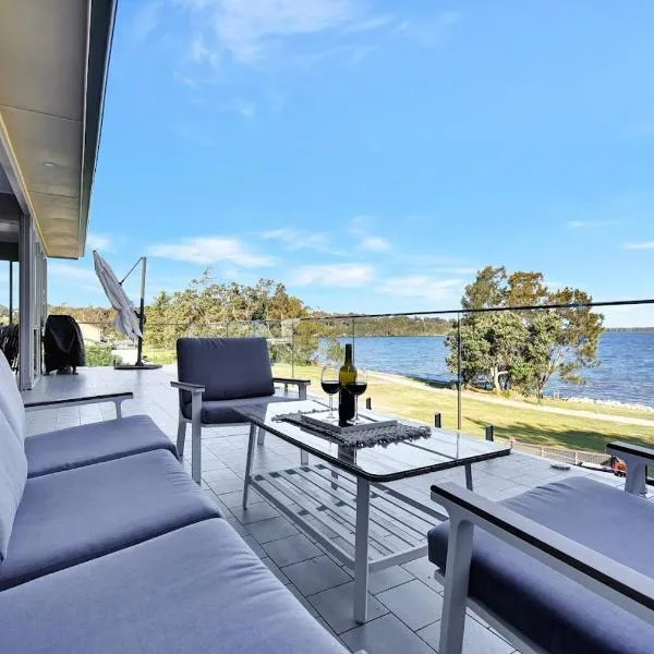 Royal Retreat Peaceful Lakefront, hotel v destinaci Lake Munmorah