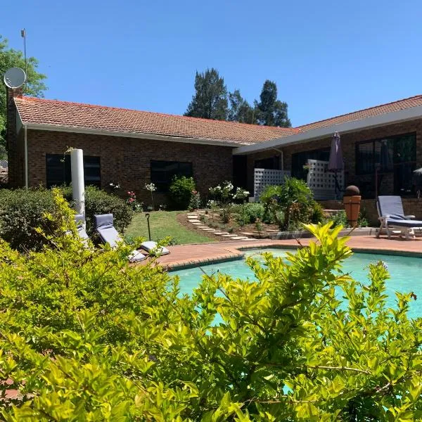 Footprints Self Catering Indoor Heated Pool and Fireplaces, hotel in Lanseria