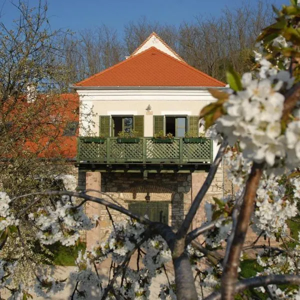 Sárga Ház, hotel v destinaci Káptalantóti