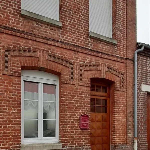 Gîte Appartement 2 chambres La maison en brique avec rivière, hotel in Ellecourt