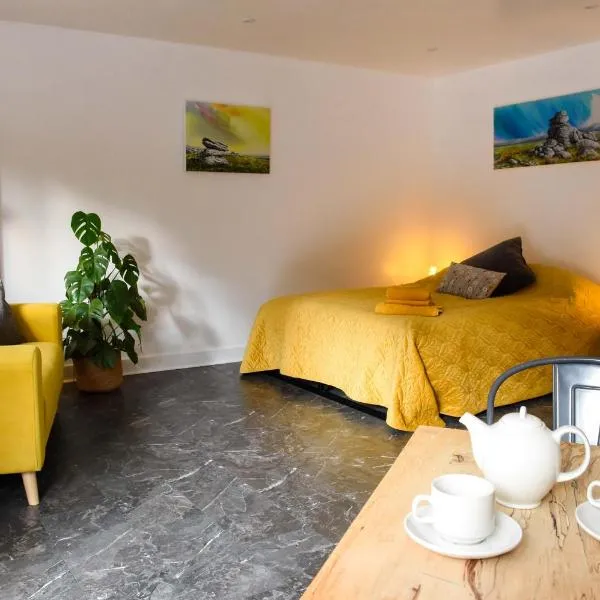 Sharp Tor Riverside Studio Apartment, hotel v destinaci Plymouth