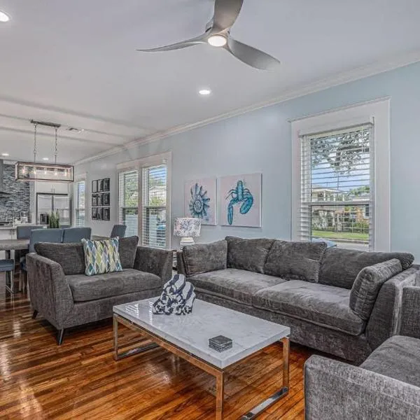 Luxury Designer Villa by the Beach Bright Beautiful Brand New, hotel v destinaci Galveston