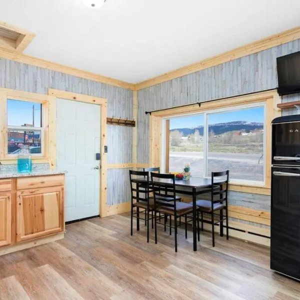 12Private Room with Kitchen Dog Friendly Leadville, hotel in Leadville