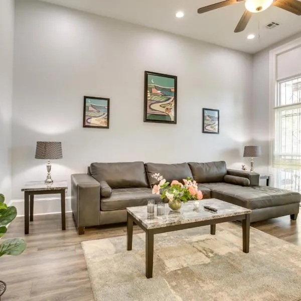 2 Mi to French Quarter: Walkable NOLA Home, hotel in New Orleans