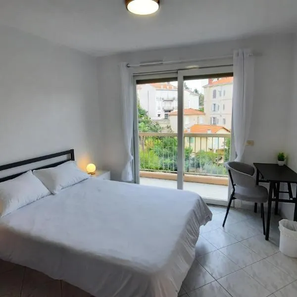 Sunny Mercury - Room in Apartment, hotel v Cannes
