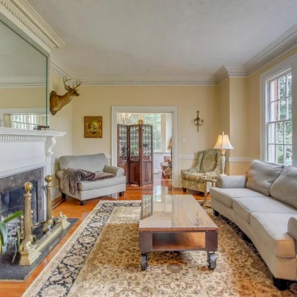 Family Laurinburg Home with Private Yard and BBQ, hotel in Laurinburg