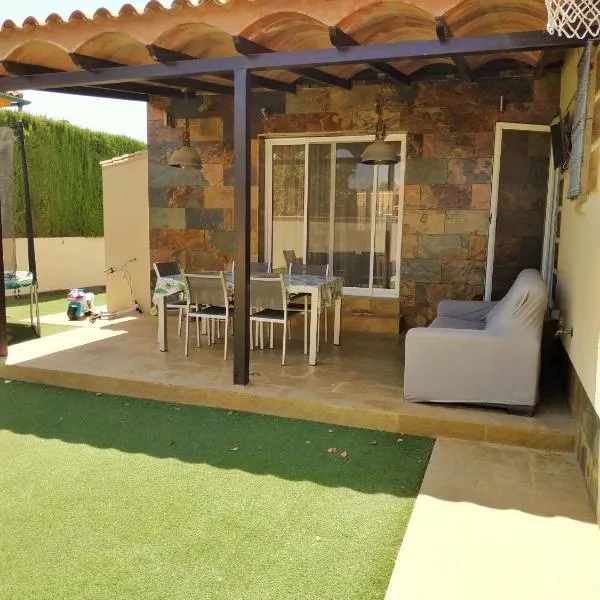 Estupenda casa de 400m2 con terraza y patio, hotel en Montequinto