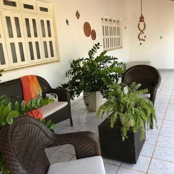 Casa com 4 quartos e área externa com jardim, готель у місті Сан-Раймунду-Нонату