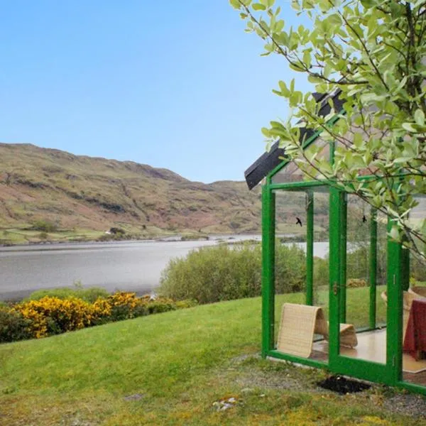 Charming House in Tourmakeady with Lake View, hotel v destinaci Finny