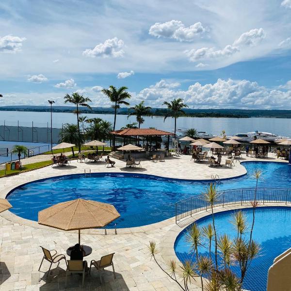 Flat acolhedor beira lago