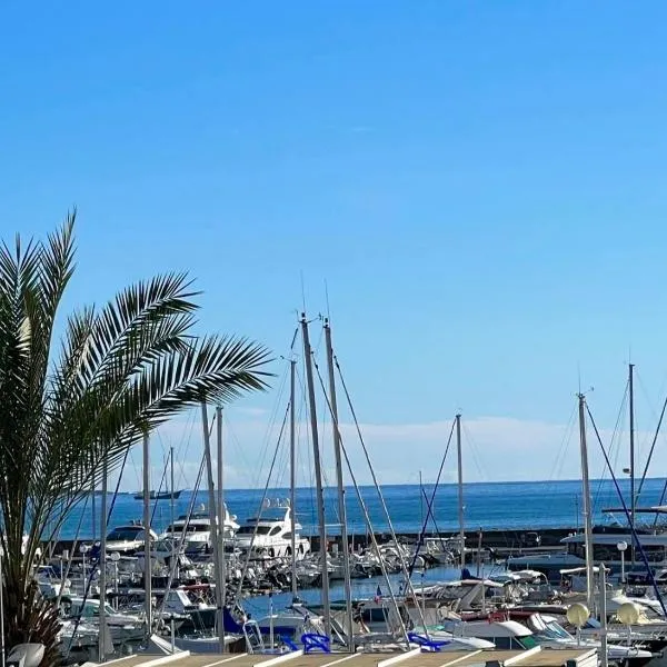 Seafront - beautiful flat with aircon and comfortable loggia, hotel v destinaci Vallauris