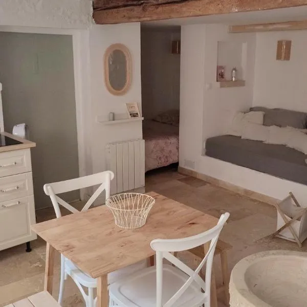 Studio climatisé au calme au coeur du village médiéval avec rue piétonne, hotel in Cagnes-sur-Mer