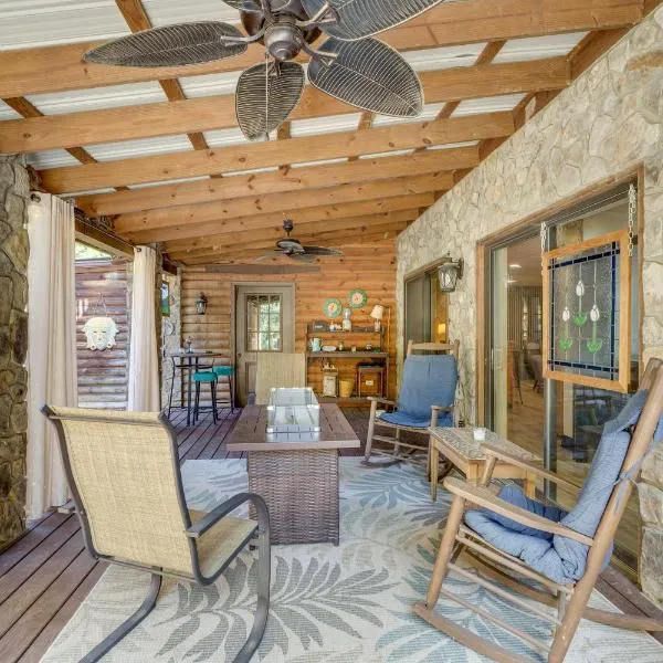 Cozy, Pet-Friendly Retreat in Hickory with Fire Pit!, ξενοδοχείο σε Hickory