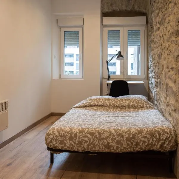 1 Appartement OU Chambres privées en centre ville Choisissez UNE option, ξενοδοχείο σε Bonneville