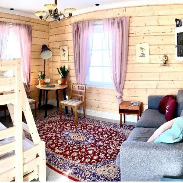 Scenic small guesthouse on horse farm by the lake, готель у місті Frösö