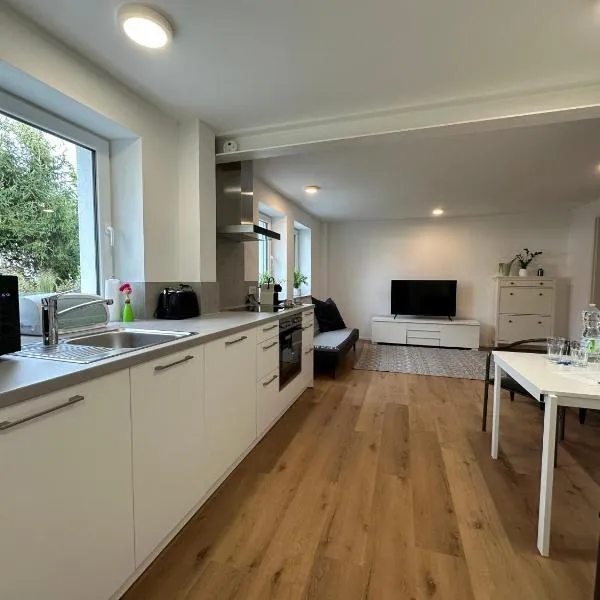 Modernes Apartment mit eigener Terrasse & Garten、アーレンのホテル