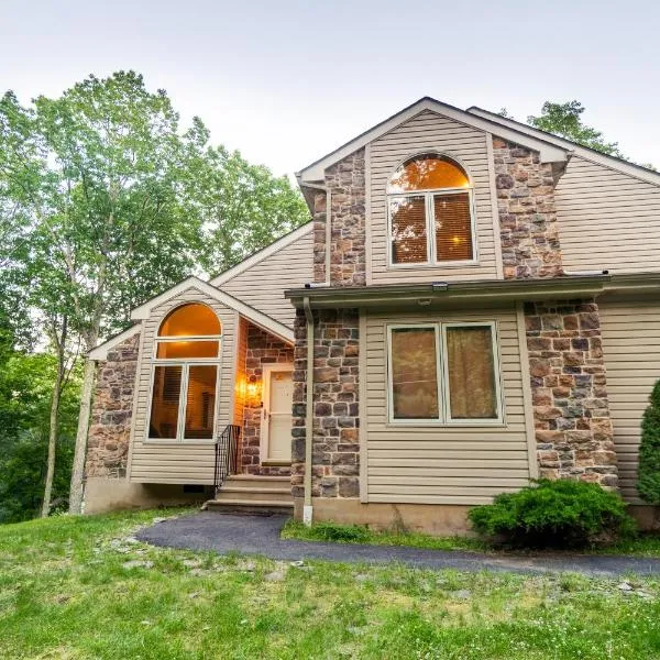 Harmony Hill Stylish 4bd Mountain Retreat, Hot Tub, Games, hotel v destinaci Bushkill