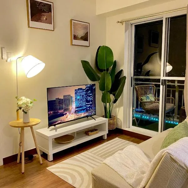 Cozy 1 BR Scandinavian/Tropical Condo with Balcony & Parking, hotel u Manili