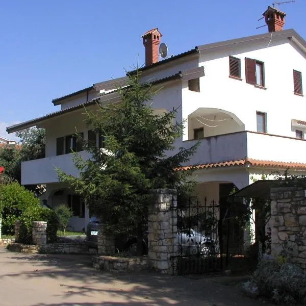 Apartments with a parking space Karigador, Novigrad - 2534, hotel di Karigador