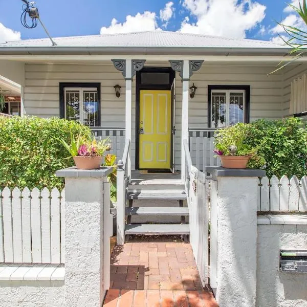 Fernberg Cottage - Sunny Queenslander Charm, hotel in Brisbane